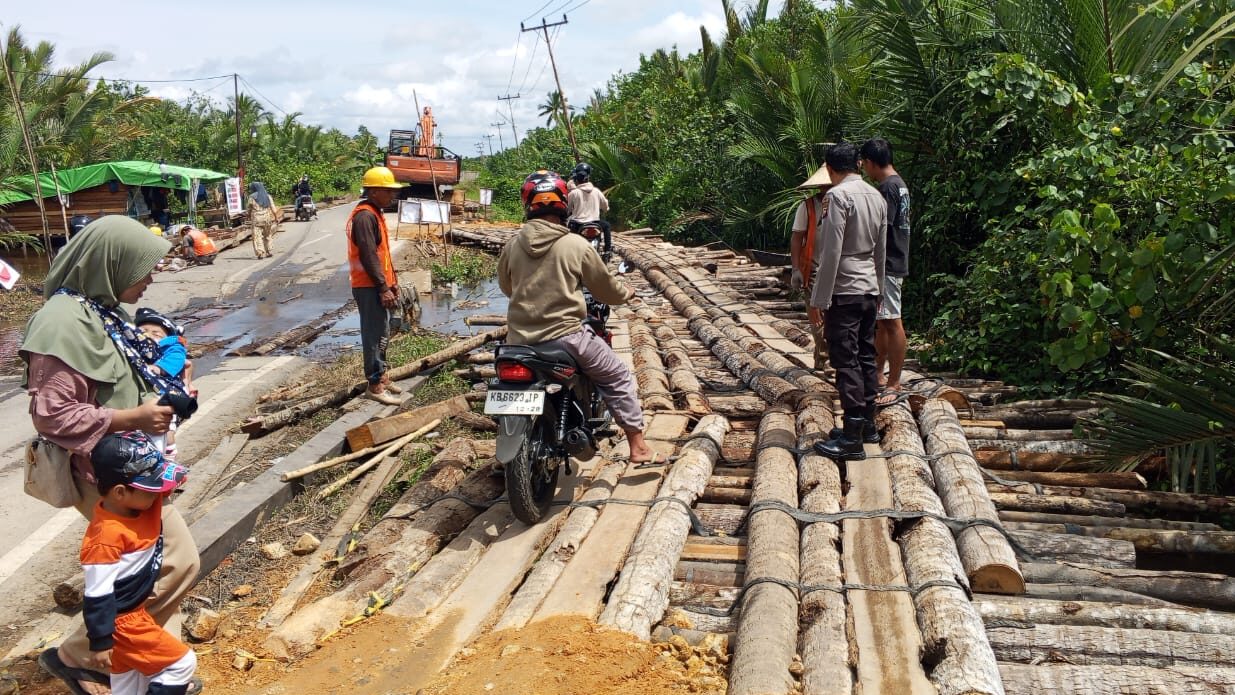 Hati-Hati Melintas! Jembatan Sungai Nipah Sedang Diperbaiki, Jalur Menyempit