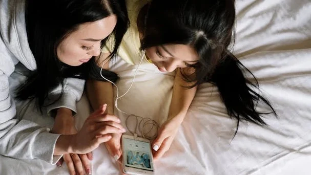 Bikin Kangen Bestie! Ini 5 Lagu Wajib Masuk Playlist Persahabatan Kamu