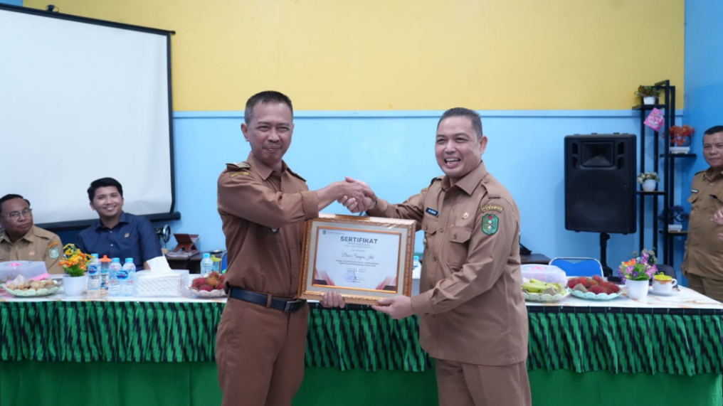 Tembus Hujan Deras, Ria Norsan Beri 'Jempol' Desa Sungai Itik Sekaligus Sentil Bahaya Nikah Dini