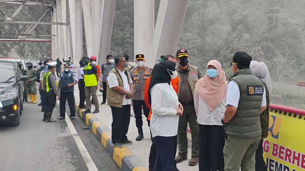 BNPB Dampingi Tim Pengawas DPR RI Tinjau Lokasi Terdampak Erupsi Gunung Semeru di Lumajang