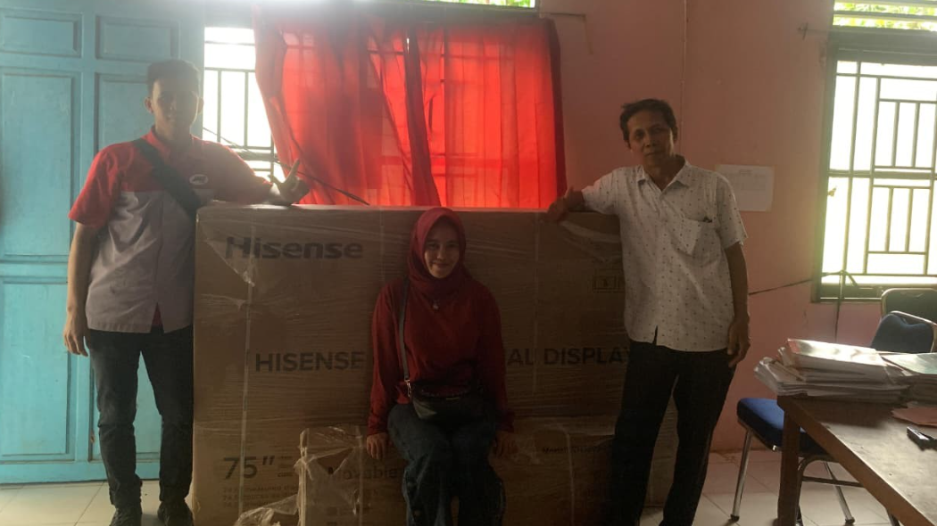Demi Digitalisasi Masuk Desa, Papan Tulis Bantuan Presiden Rela Dipikul 2 KM Tembus Jalan Berlumpur