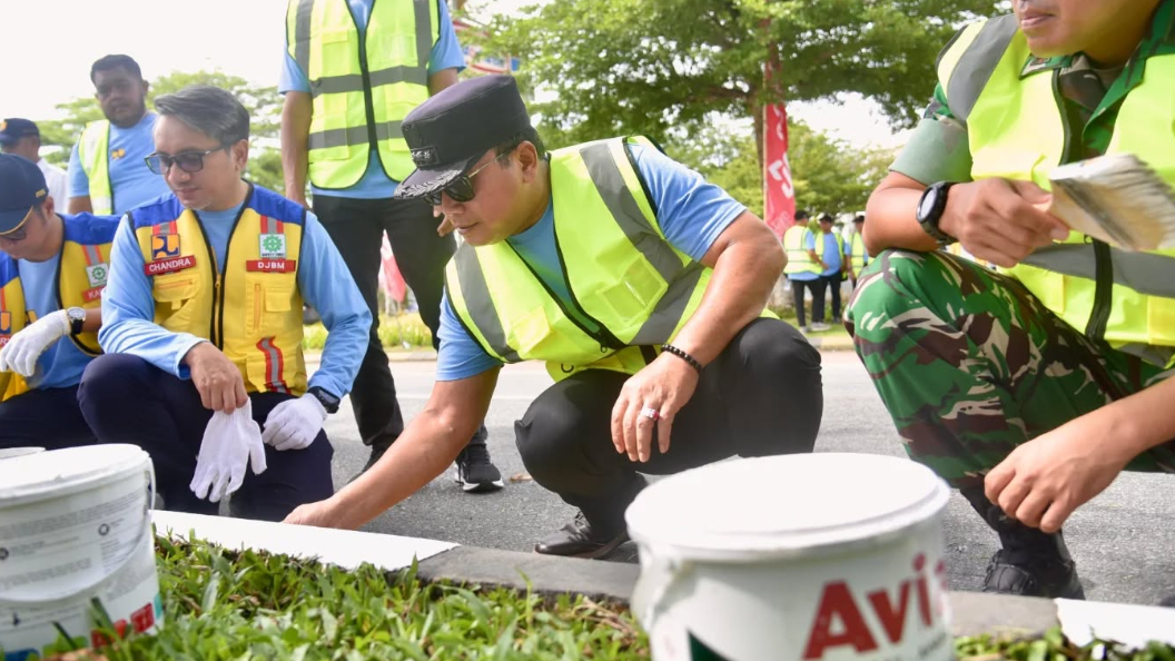 Tak Segan Jongkok Pegang Kuas, Sujiwo 'Bedak' Wajah Jalan Supadio di Hari Bakti PU