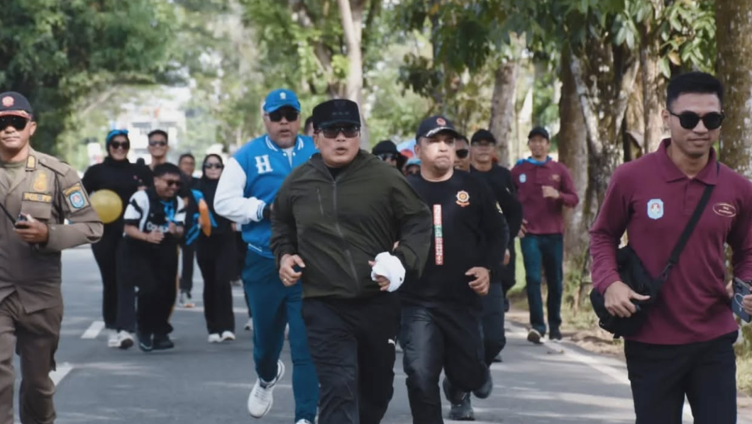 Tak Cuma Angkat Bendera Start, Sujiwo 'Pimpin' Ribuan ASN Kubu Raya Jalan Santai HUT Korpri
