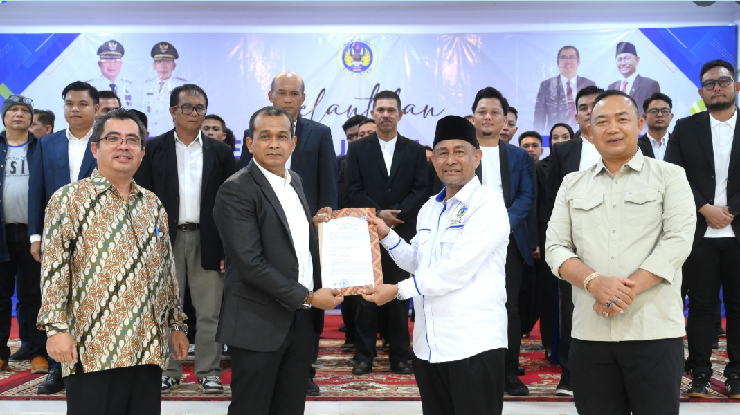 Hadiri Pelantikan, Alexander Wilyo Tantang Alumni FISIP Untan Bangun Ketapang