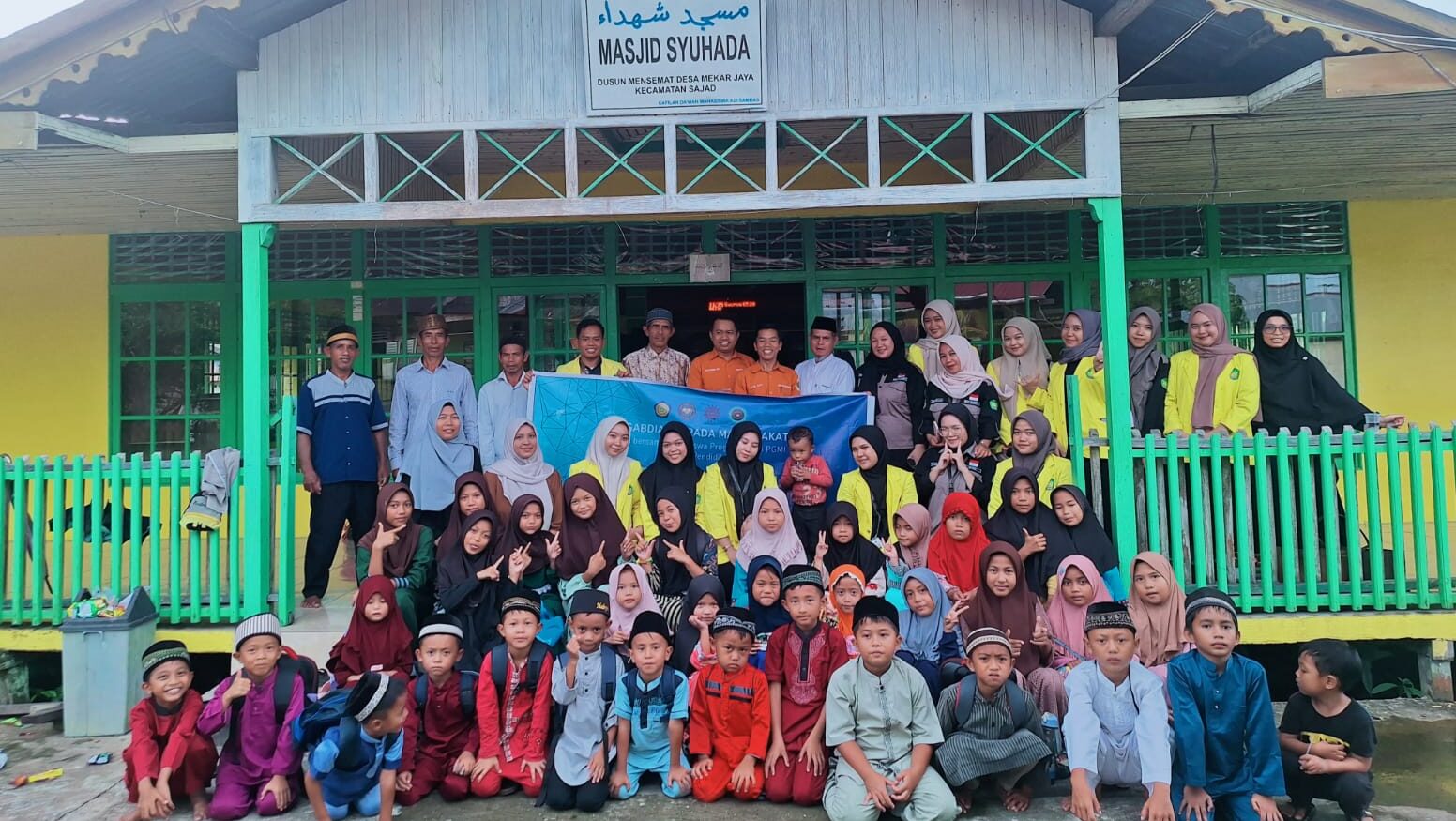 Turun ke Desa Mekar Jaya, Mahasiswa PGMI UNISSAS Salurkan Bantuan Sembako dan Mengajar di TPQ