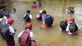 Bertaruh Nyawa, Siswa di Mempawah Terpaksa Seberangi Sungai Akibat Jembatan Rusak