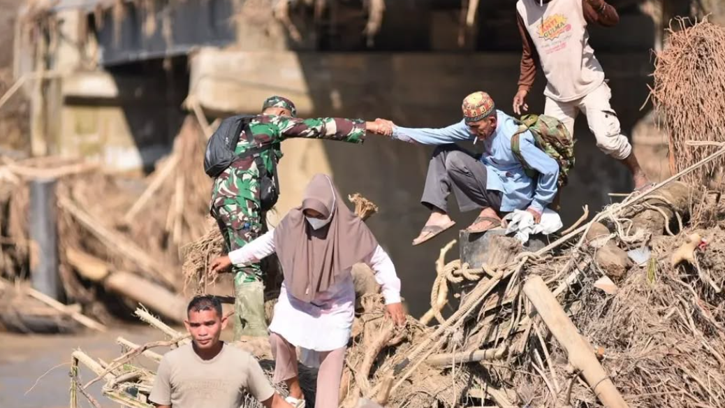 Jembatan Putus Dihantam Banjir, Prajurit Kodim Bireuen Bertaruh Nyawa Seberangkan Warga Pakai Tali