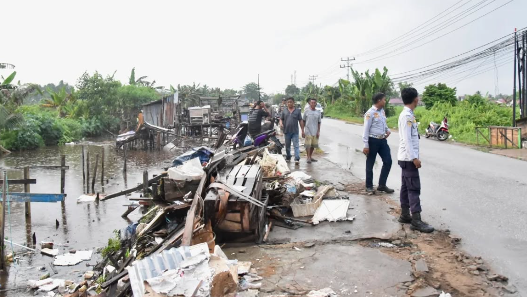 Tanpa Ricuh, Warga Sungai Rengas Bongkar Sendiri Bangunan Liar, Sujiwo: Kita Siapkan Lapak Gratis!