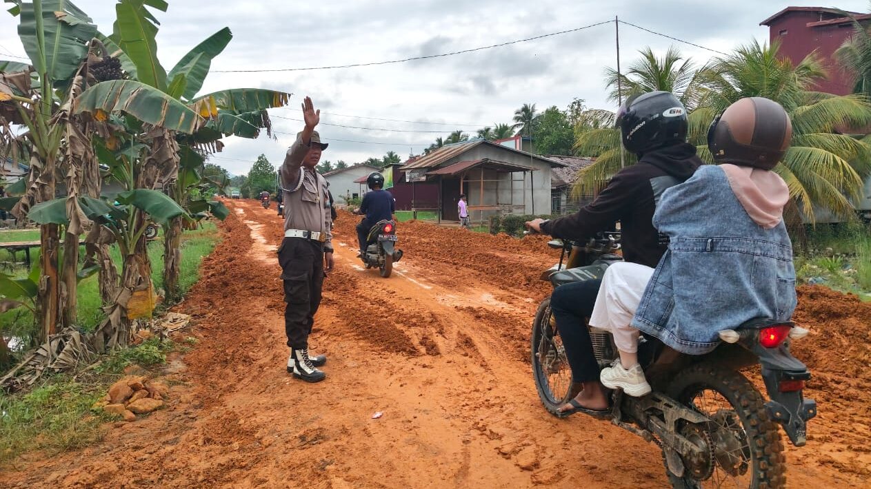 Jalan Rantau Panjang Licin dan Berlumpur, Pengendara Diminta Ekstra Waspada
