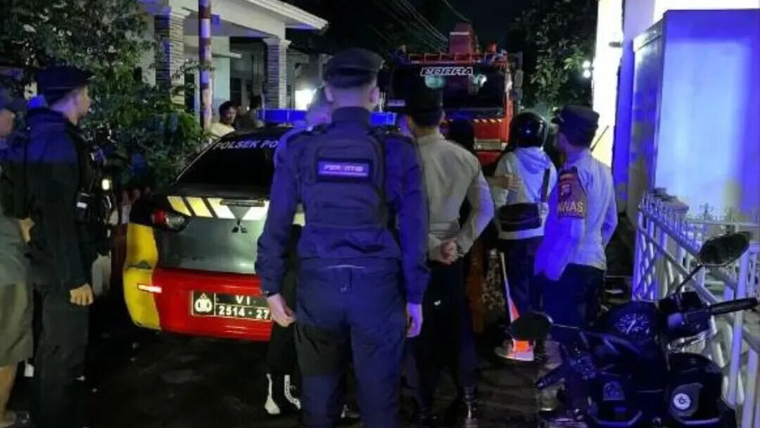 Tronton Nekat Masuk Gang, Warga Pontianak Barat Ngamuk Tolak Proyek Tower