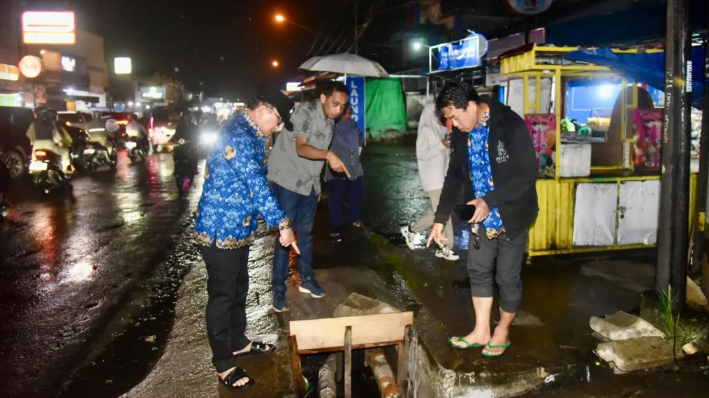 Sidak Malam di Jalan Perdamaian, Sujiwo 'Gerah' Lihat Bahu Jalan Jadi Parkir dan Lapak