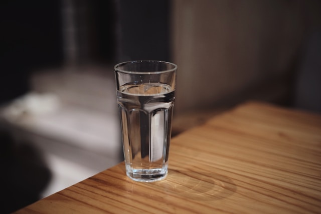 Apa Minum Air Putih Bisa Menurunkan Darah Tinggi? Simak Hubungan Hidrasi dan Hipertensi