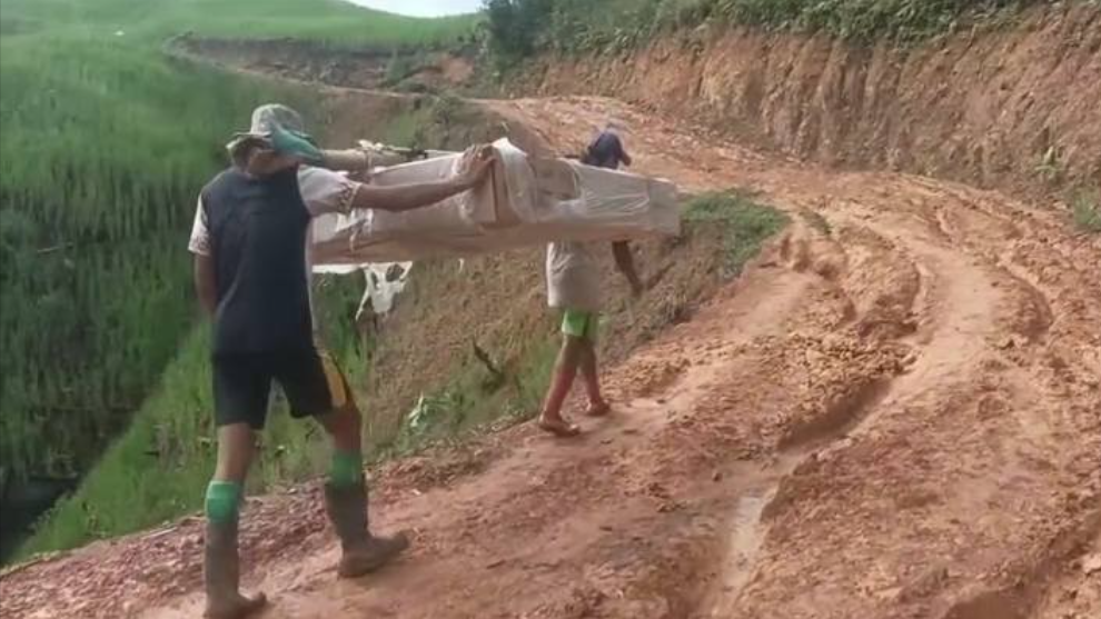 Ironi di Batas Negeri: Papan Tulis Digital 'Dipanggul' 4 Jam Tembus Hutan Demi Siswa Senutul