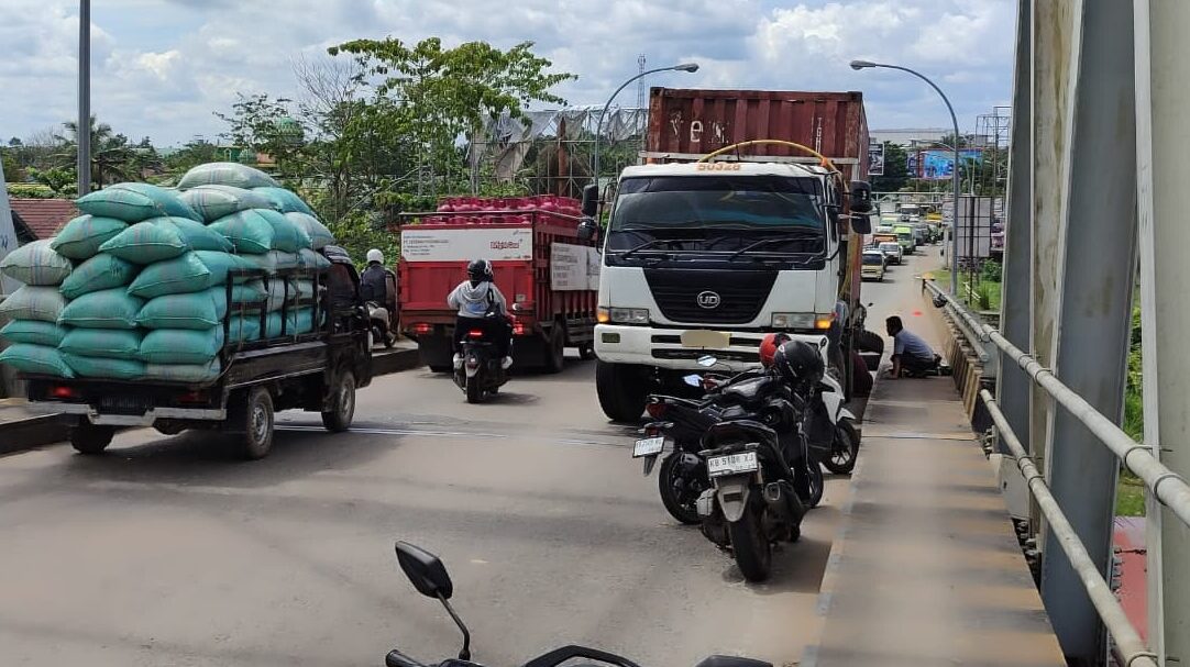 Truk Kontainer Patah As, Arus Lalu Lintas Macet di Jembatan Kapuas 2 Sempat Lumpuh Total