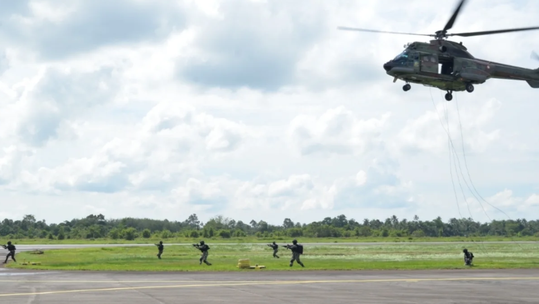Dramatis! Hawk 'Ditembak Jatuh', Pasukan Lanud Supadio Sukses Evakuasi Pilot di Medan Tempur
