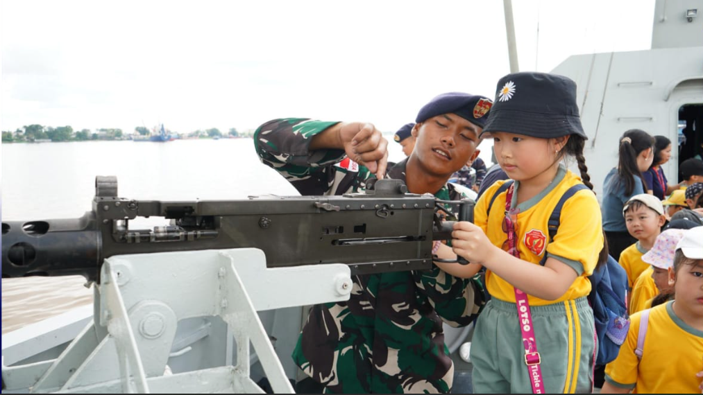 Belajar Disiplin Sambil Berwisata, Murid TK Harapan Bangsa Jajal Sensasi Naik Kapal Perang