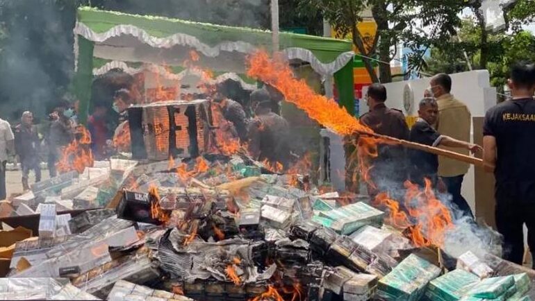 Kejari Pontianak Musnahkan 205 Ribu Batang Rokok Ilegal Berbagai Merek Tanpa Cukai