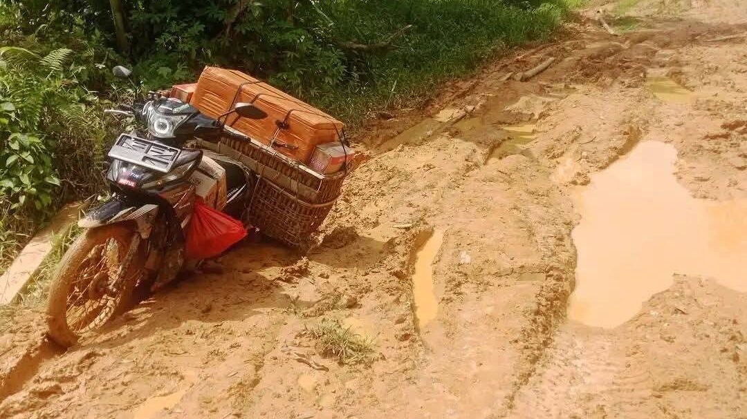 Rusak Parah dan Berlumpur, Akses Jalan Inggar di Kayan Hilir Sulitkan Warga