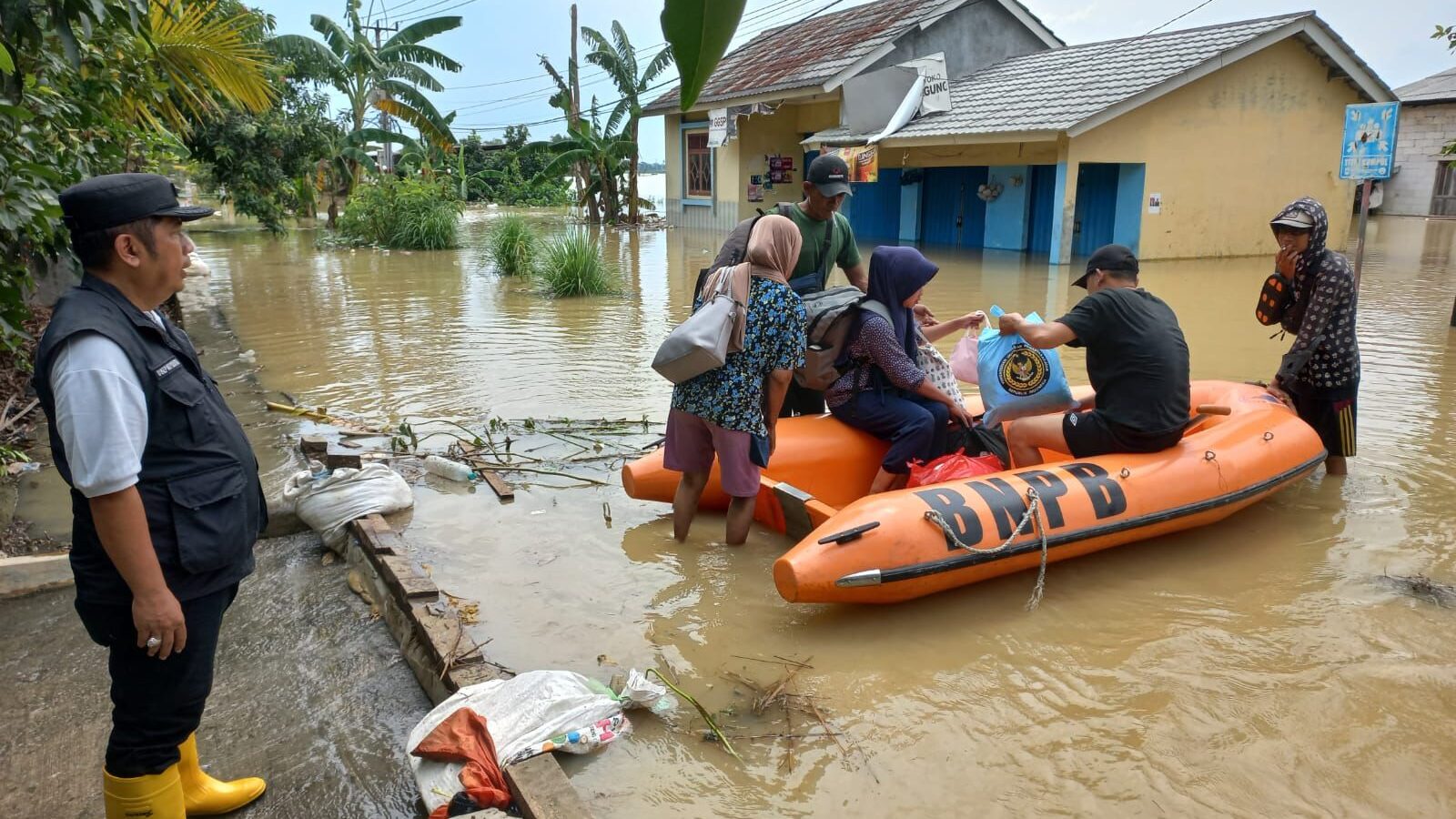 Update Bencana Hidrometeorologi: Banjir Terjang Karawang hingga Jember, BNPB Minta Warga Waspada