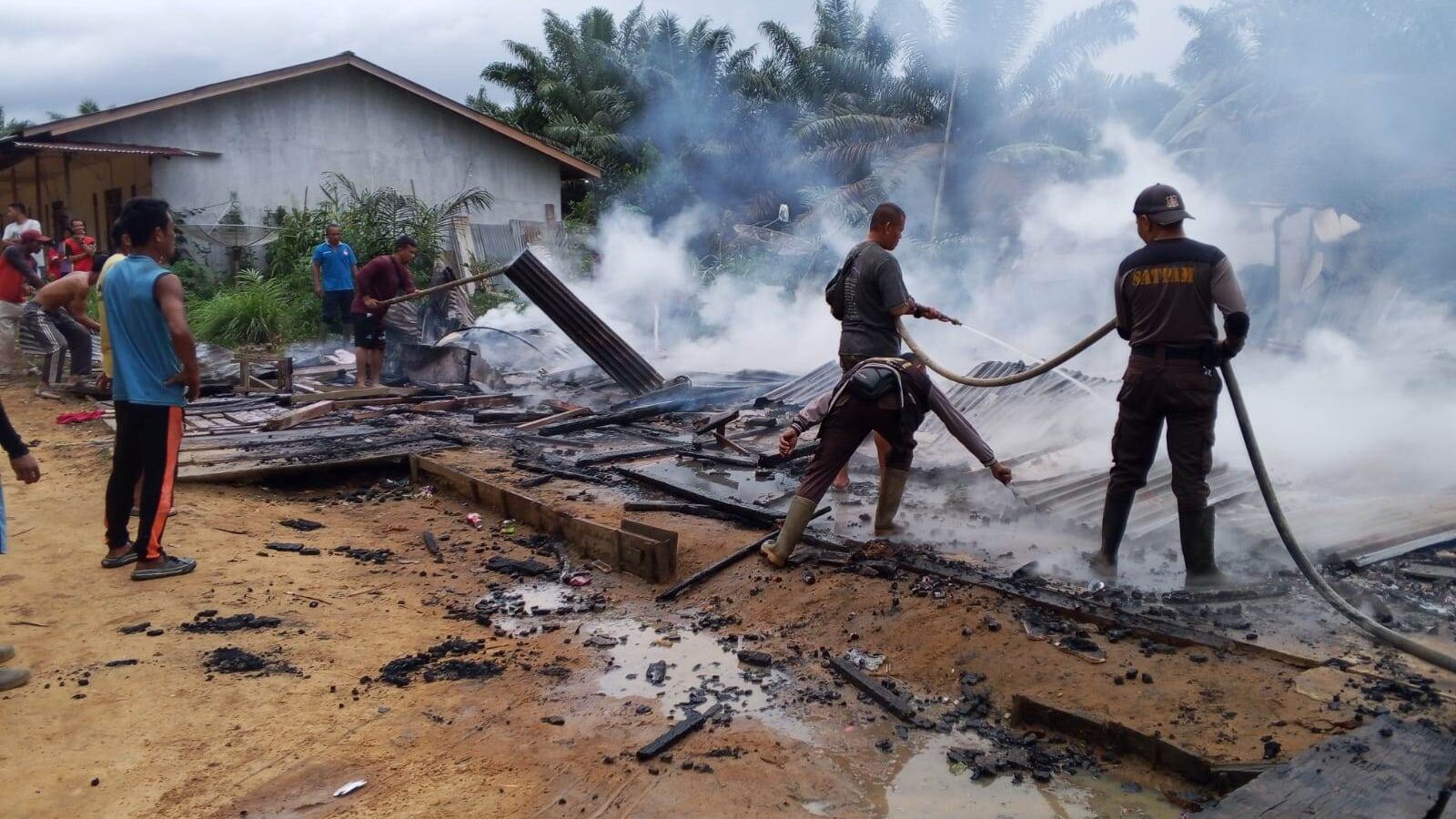 16 Unit Mess Karyawan PT SAP Sanggau Ludes Terbakar, Diduga Akibat Korsleting Listrik