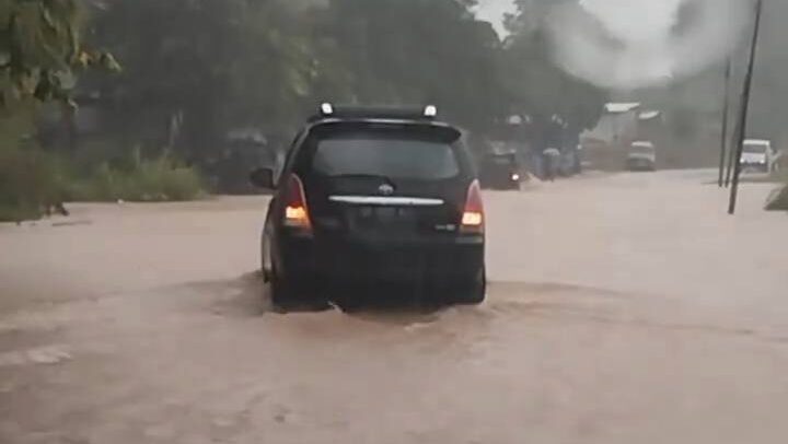 Tak Bisa Melintas, Pengendara Pilih Putar Balik Akibat Banjir di Jalan Raya Sosok