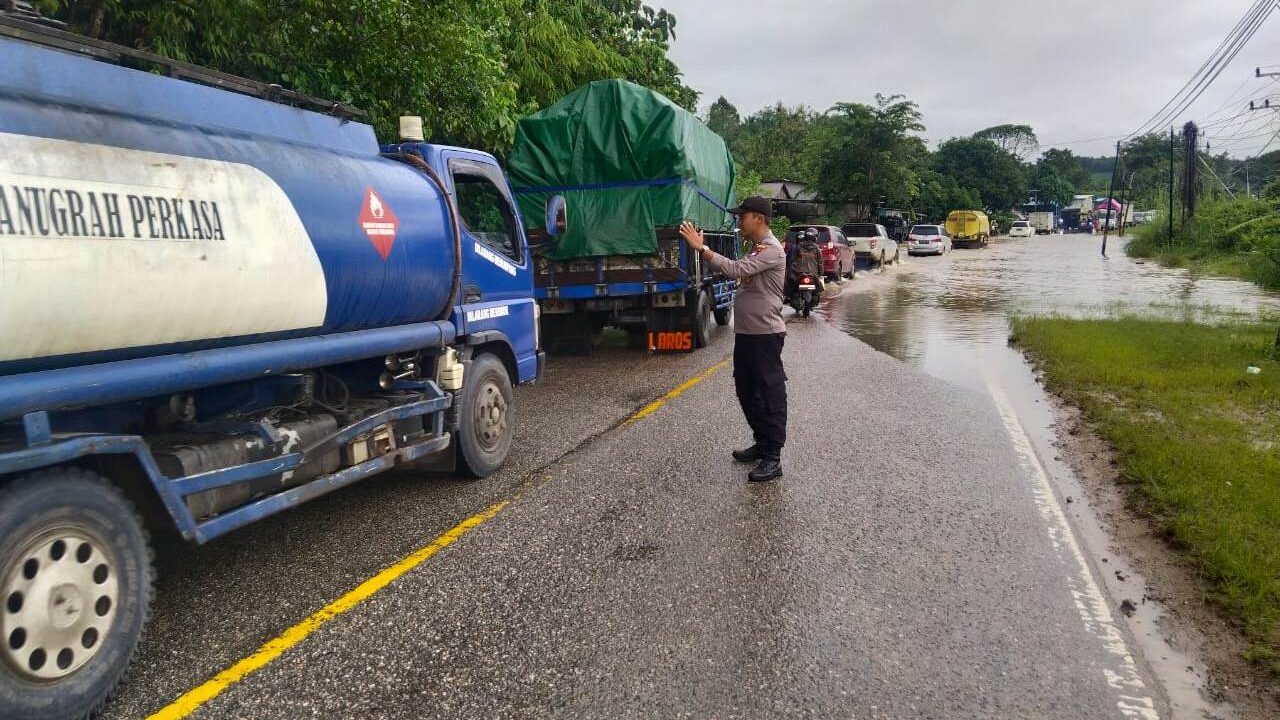 Kemacetan Mengular Akibat Jalan Sosok–Bodok Terendam Banjir