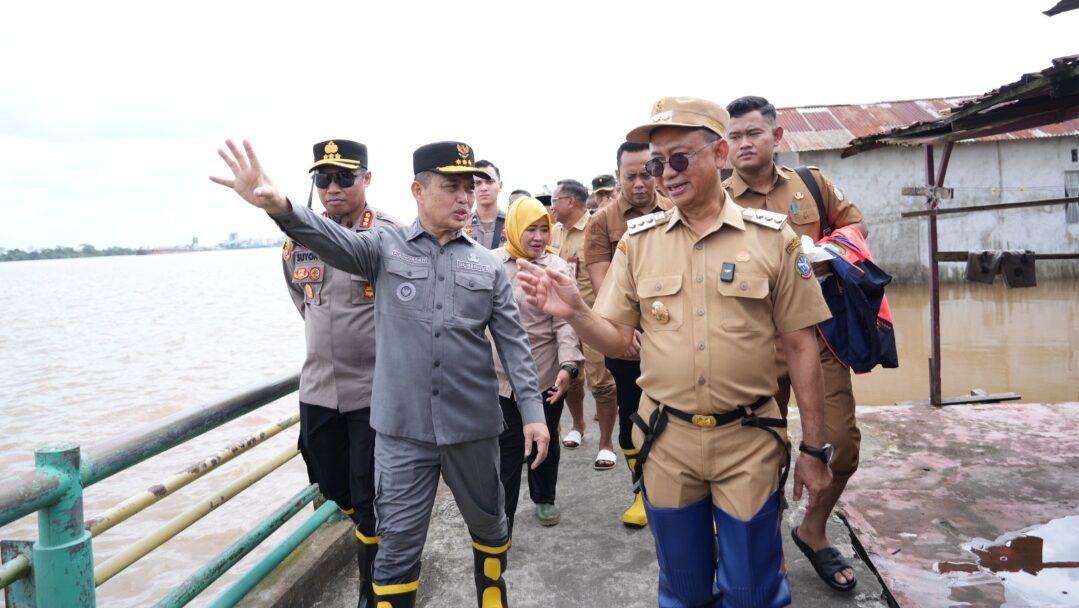 Tinjau Lokasi Terdampak, Gubernur Ria Norsan Siapkan Posko Kesehatan untuk Korban Banjir Rob di Pontianak