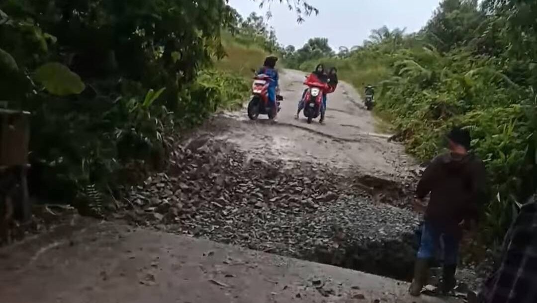 Nyaris Putus Digerus Longsor, Akses Jalan Poros Dedai di Sintang Bahayakan Pengendara