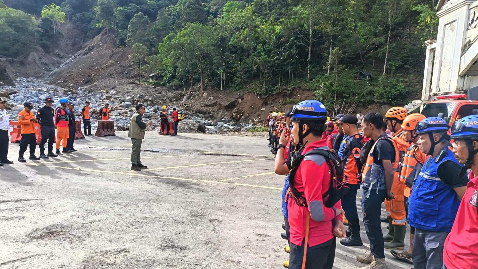 Jalan Nasional Putus Total, BNPB Dampingi Perbaikan Akses dan Pencarian Korban di Sumbar
