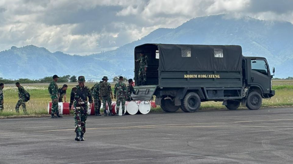 Akses Darat Sulit, Pemerintah Terbangkan 4 Ton Solar dan Logistik ke Wilayah Terisolir Aceh