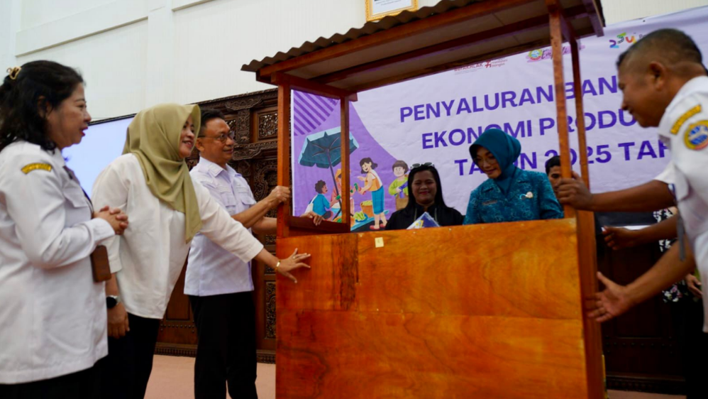 Gerobak Hancur Diterjang Angin, Pedagang Es Kelapa Sumringah Terima Bantuan UEP dari Wali Kota Edi