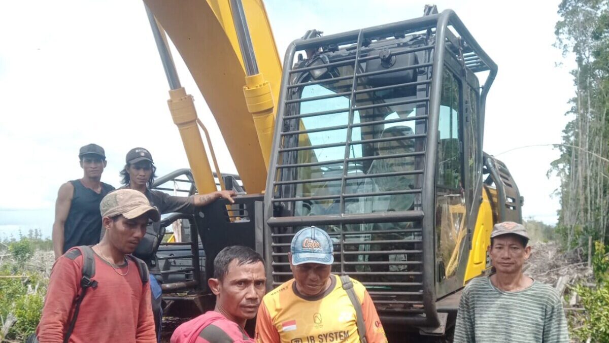 Konflik Memanas, Warga Desa Bika Blokir Jalan dan Sandera Alat Berat Milik Kontraktor PT BIA