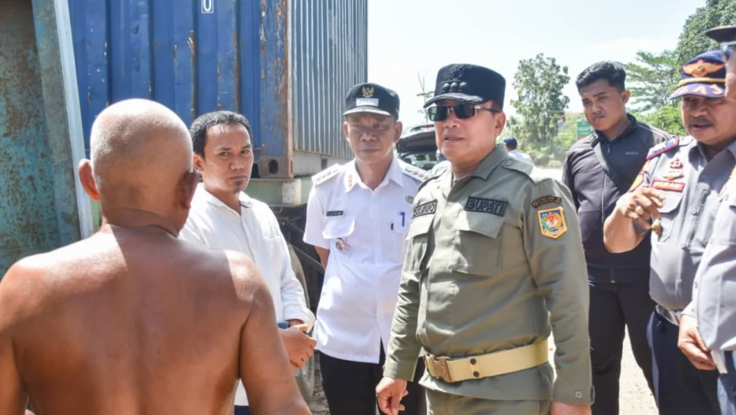 Sasar Parkir Liar dan Bengkel Kontainer, Bupati Sujiwo Turun Langsung Pantau Penertiban di Sungai Ambawang