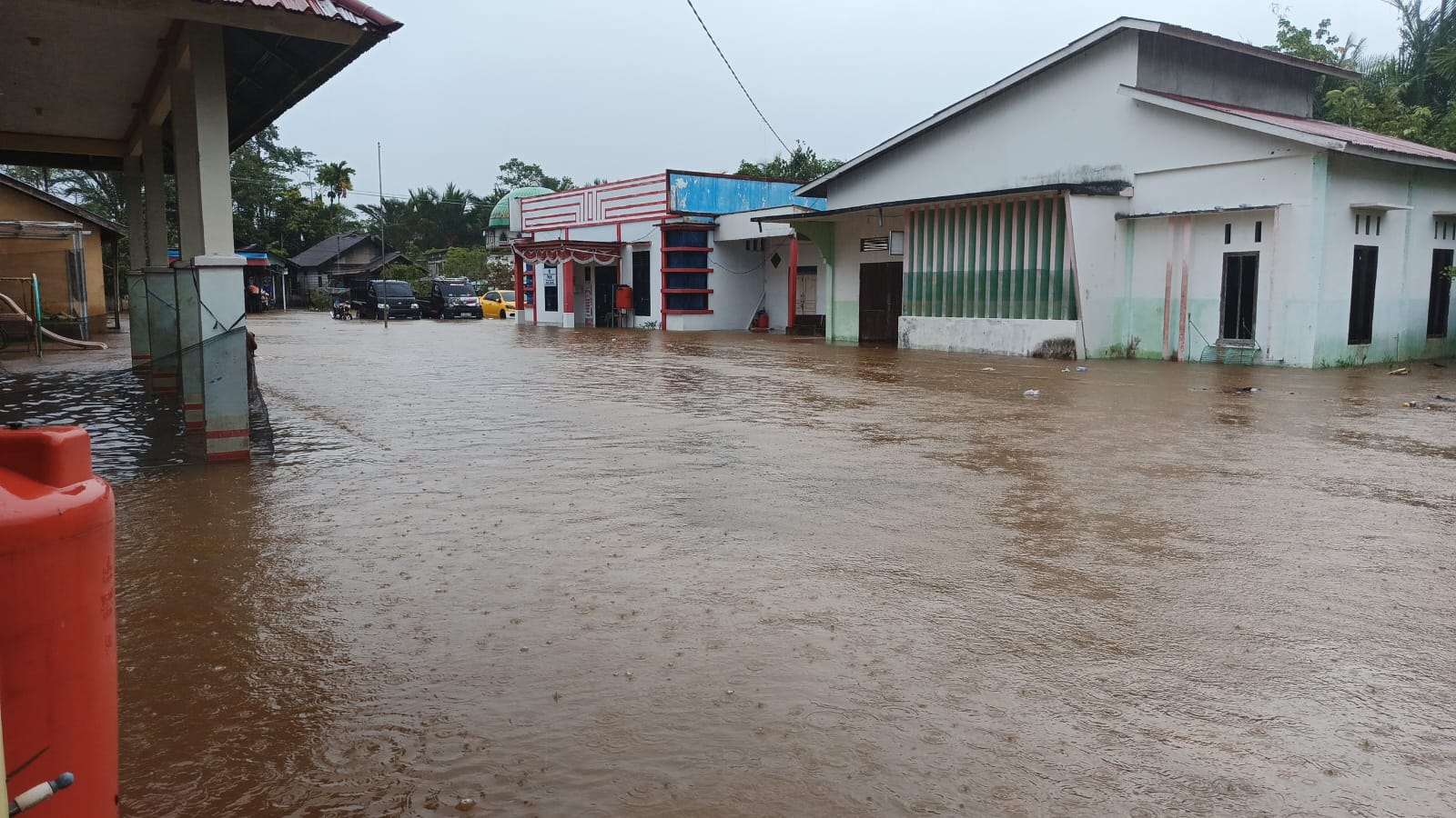 Hujan Deras dan Pasang Laut, Banjir Rob Terjang 12 Kecamatan di Kabupaten Sambas