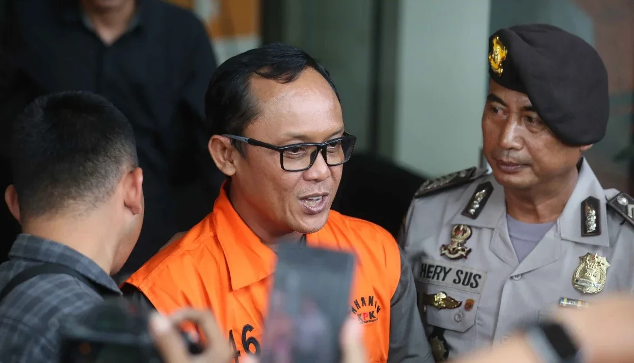 Rompi Oranye Tak Bikin Malu, Bupati Lampung Tengah Justru Lakukan Pelecehan Verbal ke Jurnalis di Gedung KPK