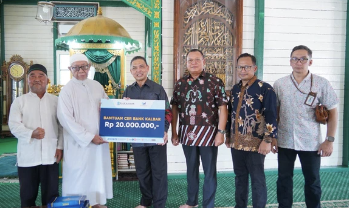 Ria Norsan dan Bank Kalbar Salurkan Bantuan ke Masjid Jami’ Sultan Nata Sintang