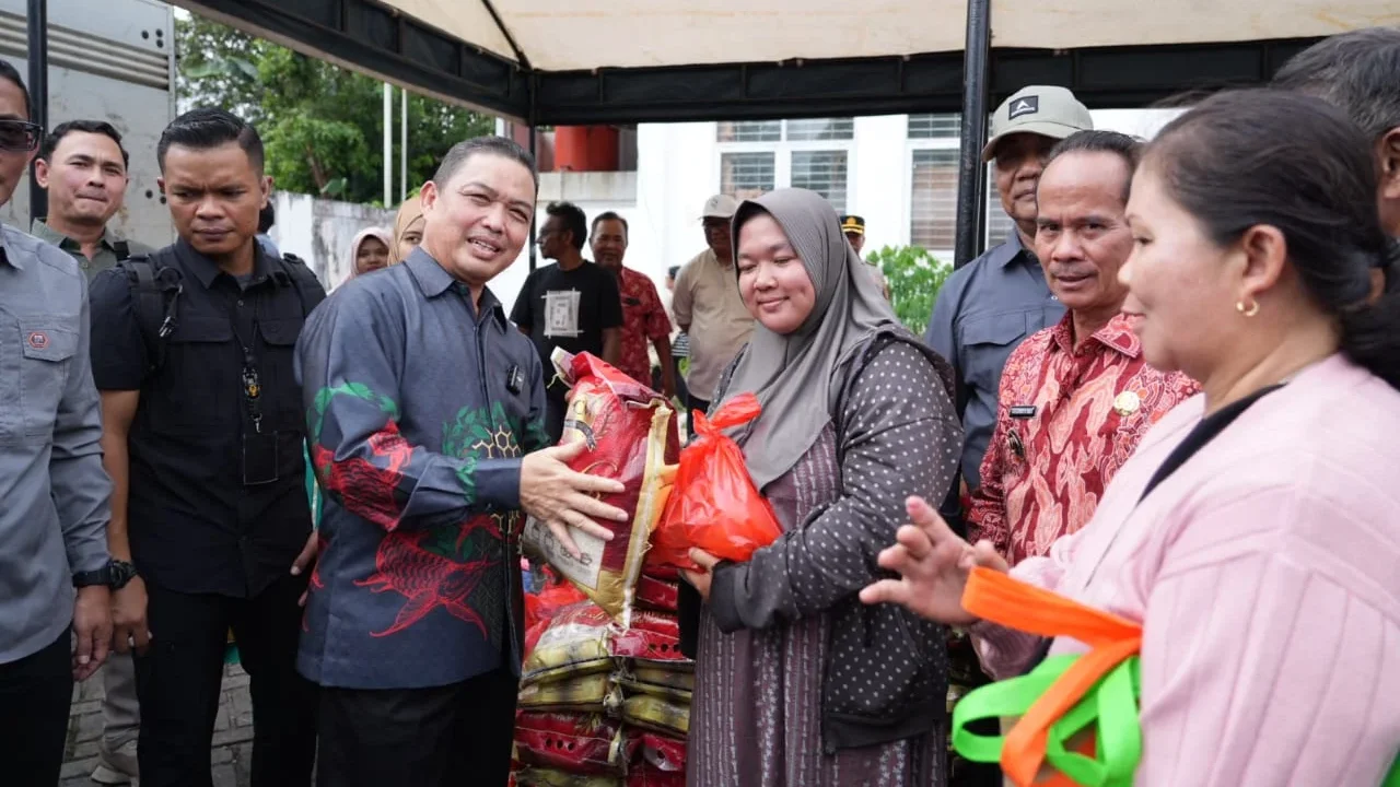 Gerakan Pangan Murah di Sintang Diserbu Warga, 1.500 Paket Sembako Disalurkan