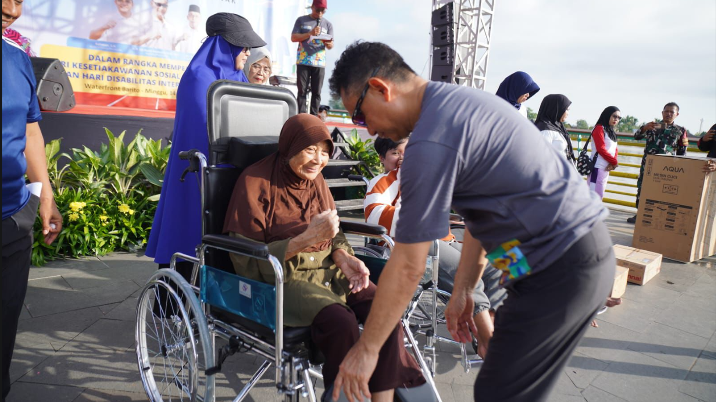 Mata Mirnawati Berkaca-kaca, Wali Kota Pontianak Serahkan Bantuan Kursi Roda di Momen HKSN