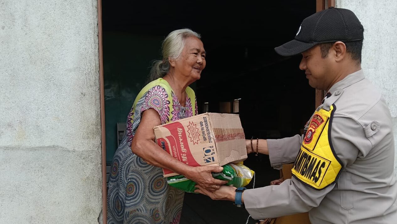 Dikepung Banjir Rob, Bantuan Pangan Tembus Wilayah Terisolir di Sukadana