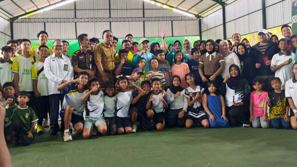 Gairahkan Olahraga Tenis, Ria Norsan Buka Open Turnamen PELTI Kalbar 2025