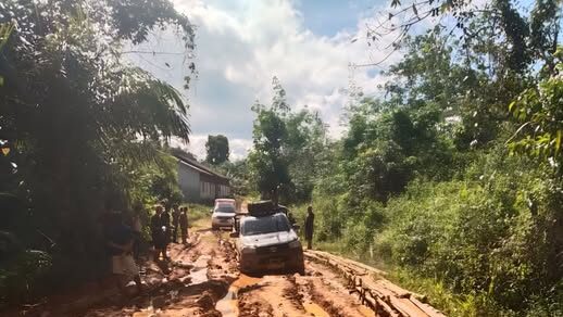 Kondisi Jalan Rusak Parah, Warga Kayan Hilir Sintang Tagih Janji Pemerintah Soal Perbaikan Jalan