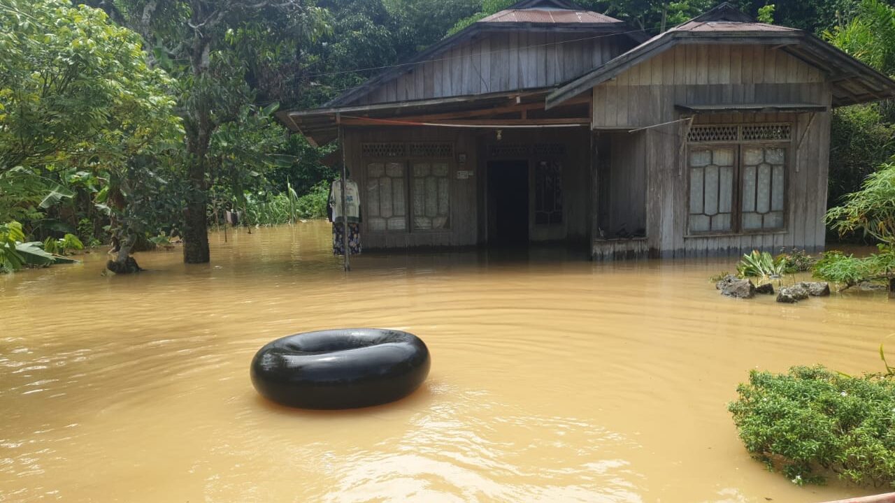 Banjir Terjang Kalimantan hingga Jawa, BNPB Imbau Warga Waspada Cuaca Ekstrem