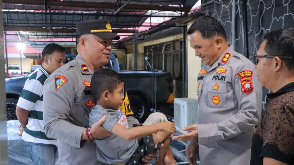Viral Kaki Bengkak Disengat Tawon, Kapolres Sintang Gerak Cepat Evakuasi Boy dari Pedalaman Ambalau
