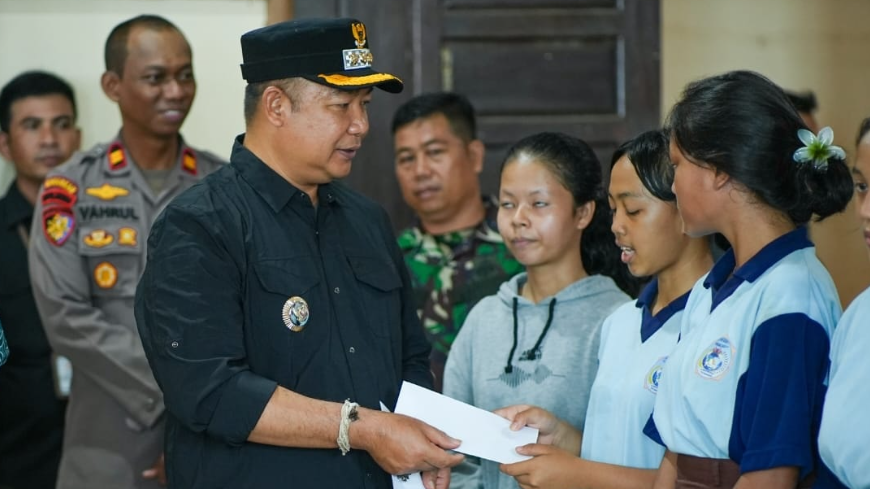 Pererat Persaudaraan, Bupati Alexander Wilyo Safari Natal Keliling 7 Kecamatan Sambil Bagi-bagi Bantuan