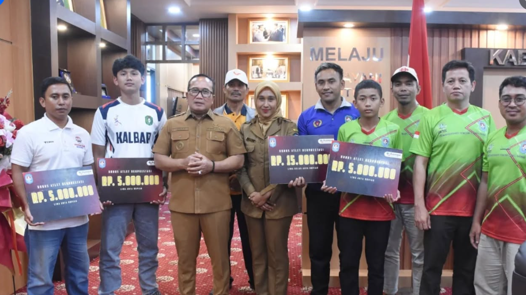 Harumkan Nama Daerah di Kancah Dunia, Bupati Sujiwo Guyur Bonus untuk Atlet Berprestasi