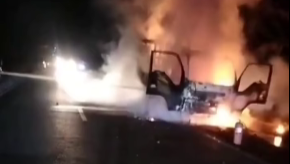 Diduga Korsleting Listrik, Satu Unit Truk Ludes Terbakar di Semparuk Sambas Dini Hari