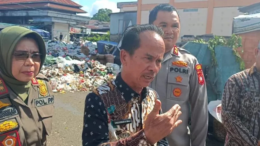 Sampah Meluber Tutup Jalan, Bupati Sintang Instruksikan Sistem Shift Angkut Sampah