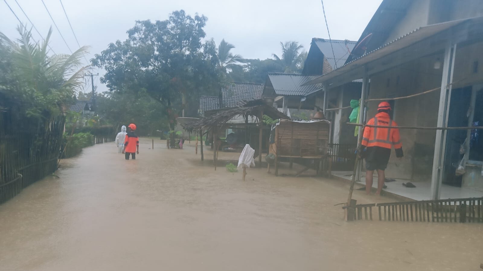 Update Situasi Bencana Hidrometeorologi: Banjir Rendam Pandeglang dan Maluku, 8 Provinsi Siaga Cuaca Ekstrem