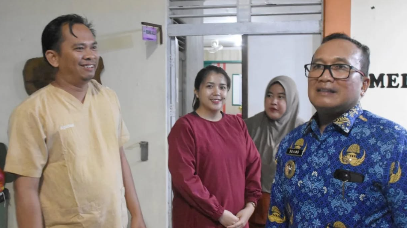 Sidak Malam di Puskesmas Kubu, Sujiwo Pastikan Layanan 24 Jam dan Janjikan Bonus Jutaan untuk Dokter