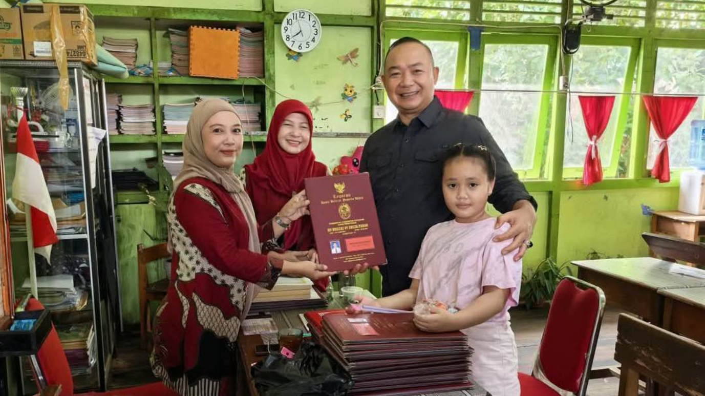 Sisi Lain Bupati Alexander Wilyo: Lepas Atribut Pejabat, Datang Sendiri Ambil Rapor Sang Putri